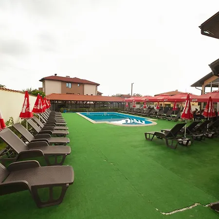 Paradise Hotel *
